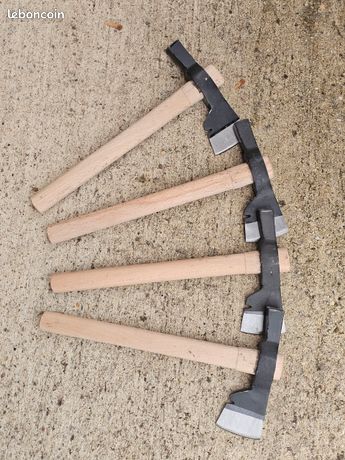 Hachette de plâtrier manche bois.Idéal pour ravalement.Prix 55SMS uniquement