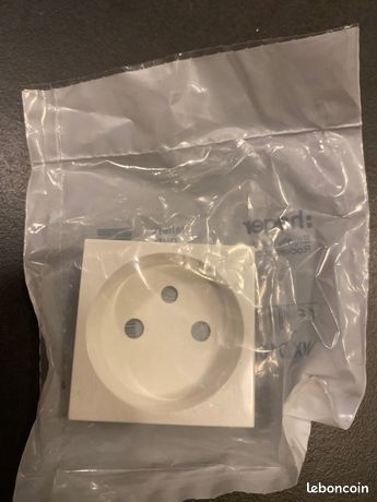 Hager WXD100B Enjoliveur prise 2P+T