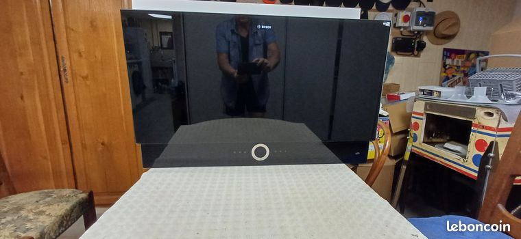 Hotte serie 8 murale avec finition en verre noir 90cm bosch