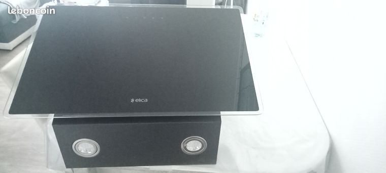 Hotte murale vitrée noire ELICA