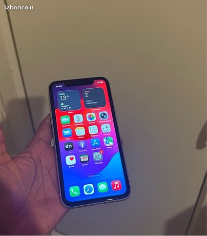 IPhone 11 blanc quasiment neuf batterie 100% avec verre tremper et coque arrière à vendre 160
