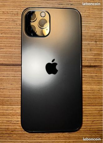 IPhone 12 Pro avec accessoires