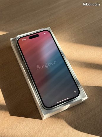 IPhone 15 bleu ciel 128go état neuf