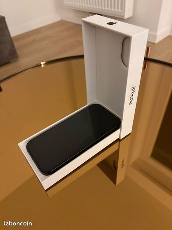 IPhone 16 couleur noir très bon état et toujours sous garantie