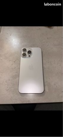 IPhone 15 pro Max sans rayure avec coque et vrai chargeur