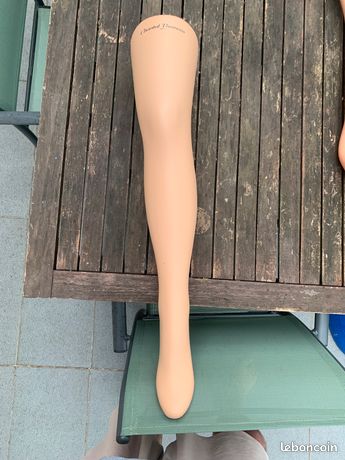 Jambe de mannequin femme de vitrine Chantal Thomas pour lingerie grand trou