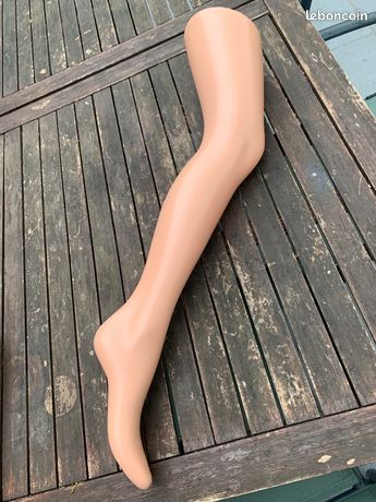 Jambe de mannequin femme de vitrine Chantal Thomas pour lingerie petit trou