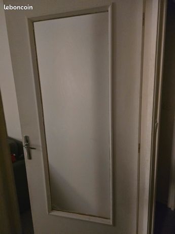 Je recherche un bricoleur pour installer une vitre en verre ou en plexiglas sur une porte