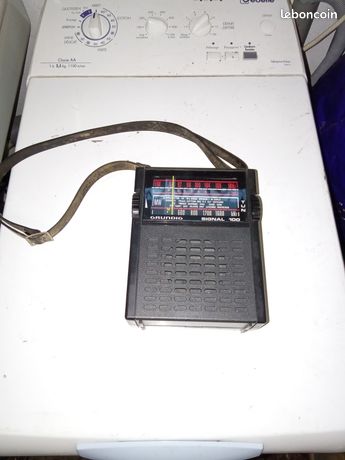 Je cette ancienne radio transistor Grundig, un classique et fiable pour écouter vos émissions préférées. Type de produit : Radio transistor : Grundig : Signal 100 Al