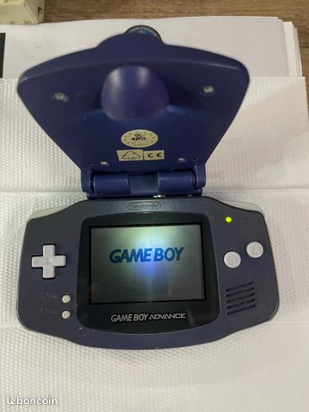 Jolie game boy advance avec lampe déclairage le cache pile ne tient plus le petit crant est cassé