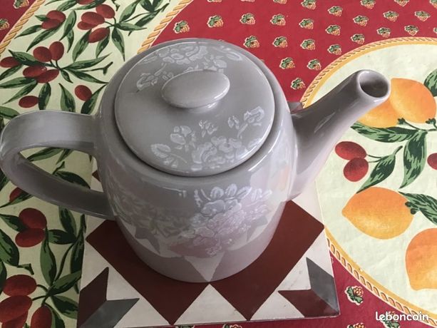 Jolie théière ou cafetière gris beige