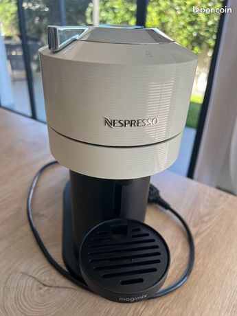 Jolie cafetière Nespresso Vertuo blanche