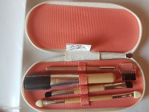 Kit avec 4 essentiels pinceaux dans jolie trousse _ neuf