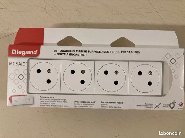 Kit quadruple prise surface avec terre précâblées + boîte à encastrer Mosaic LEGRAND 200072