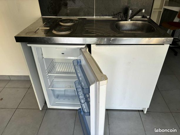 Kitchenette frigo 2 plaques électriques 1 rangement sous l’évier , 1 évier inoxydable et un robinet