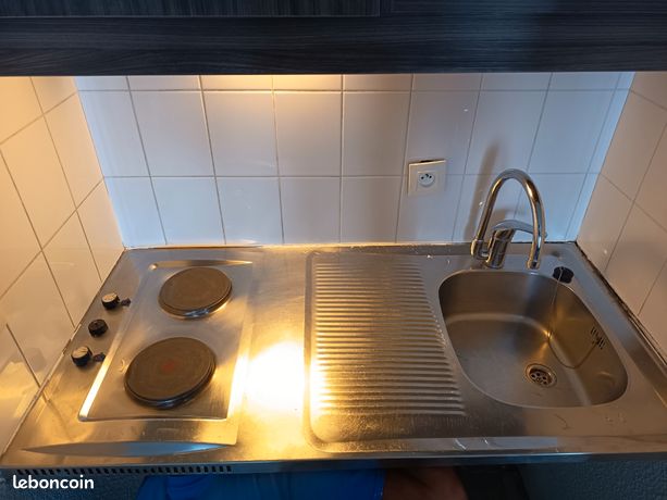 L'évier en inox avec plaque électrique