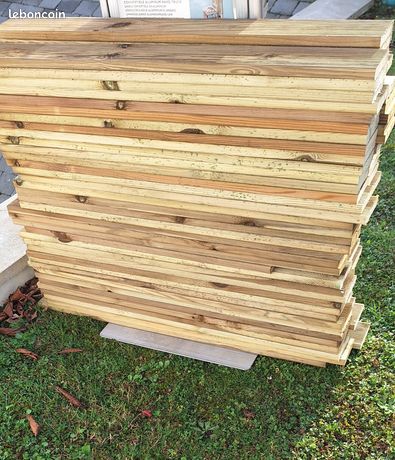 Lame de bois extérieure pour faire une allee