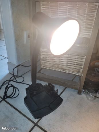 Lampe de bureau reglable en Hauteur et extensible peut se tourner sur les cotes .rangement papiers accrocher a la Lampe tres pratique. Acheter 35. a bureau valley