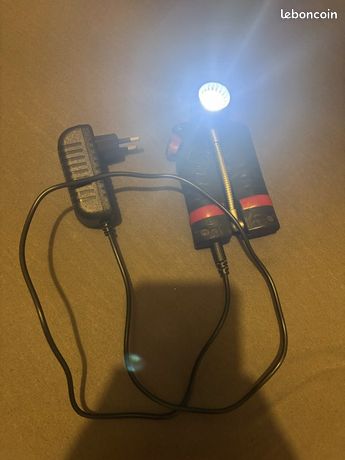 Lampe de poche torche facom avec le chargeur