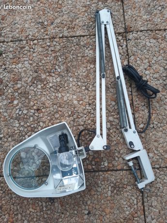 Lampe loupe pour minutie électronique