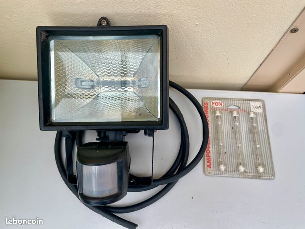 Lampe Projecteur halogène 500W max avec détecteur de mouvement + 3 ampoules neuves 300W
