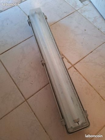 Lampe type garage avec néon