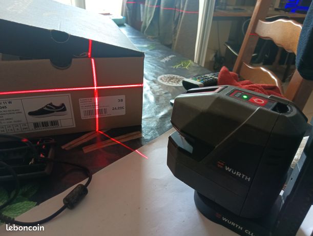 Laser croix rouge CLL-18 - auto-nivelant - intérieur/extérieur Laser croix rouge CLL-18 - auto-nivelant - intérieur/extérieur