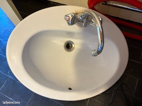 Lavabo avec robinet