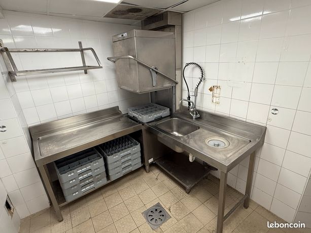 Lave-vaisselle à capot professionnel COLGED avec table d'entrée inox et plonge de sortie inox avec douchette avec adoucisseur