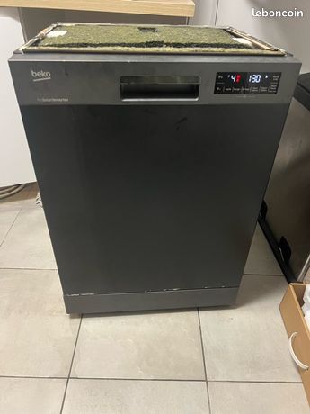 Lave-vaisselle à petit prix fonctionne très bien juste une fuite à réparer