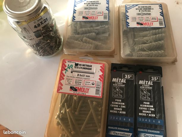 Le lot de quincaillerie : VIS CHEVILLES MECHES