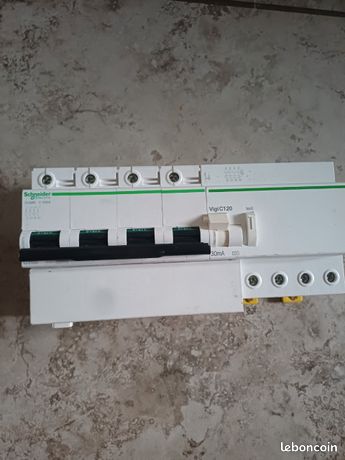Le disjoncteur tétra C100A avec bloc vigi 30mA