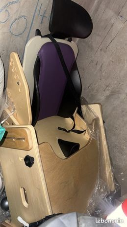 Le siège Sasha. Plus table pour enfants en situation handicap