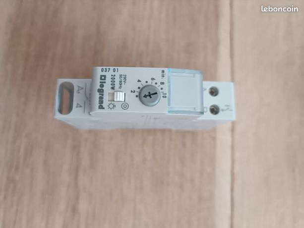 Legrand 03701 . Minuterie standard 230 V 16 A 1 module