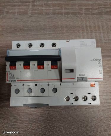 Legrand - Disjoncteur différentiel DX3 6000
- vis/vis - 4P 400V~ - 63A - type AC
30mA- courbe C - 7 mod - Réf :
411222 : Neuf