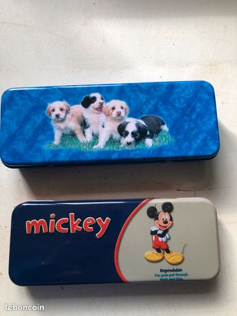 Les deux grands et beaux plumiers en métal