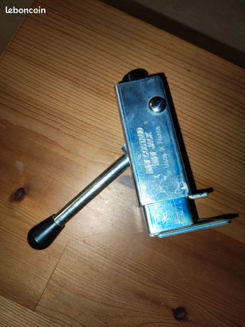 Leve meuble Mini Costaud