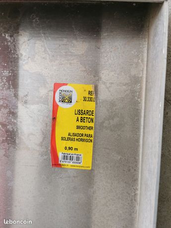Lisseuse à béton comme neuve. A récupérer sur place. Céder 100e valeur neuf 200eA récupérer sur 33450 rive droite