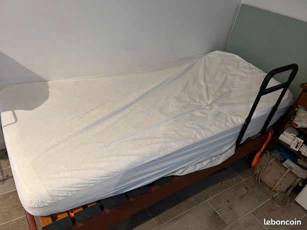 Lit medicalise avec matelas