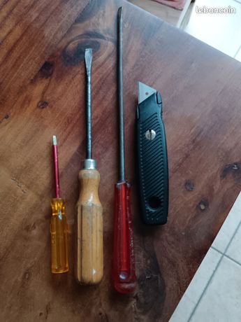 Lot 1 cuter et 3 Tournevis