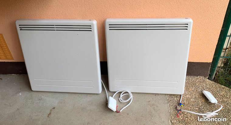Lot 2 radiateurs à inertie 1000 W IP24 très bon état avec supports muraux
