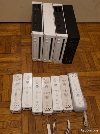 Lot 4 wii et 7 manettes pour pièces