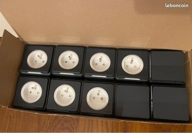 Lot 7 prises 2P+T + 3 interrupteurs étanches MUREVA neuves