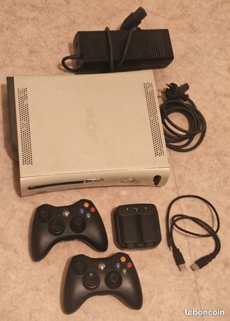 Lot console Xbox 360 + 2 manettes sans fils + kinect + 3 jeux + accessoires