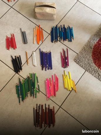 crayons de couleur et trousse