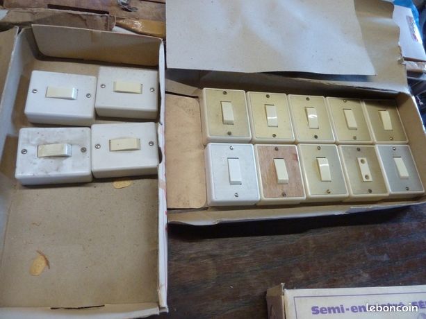 Lot d'interrupteurs anciens à poser de marque Lombard