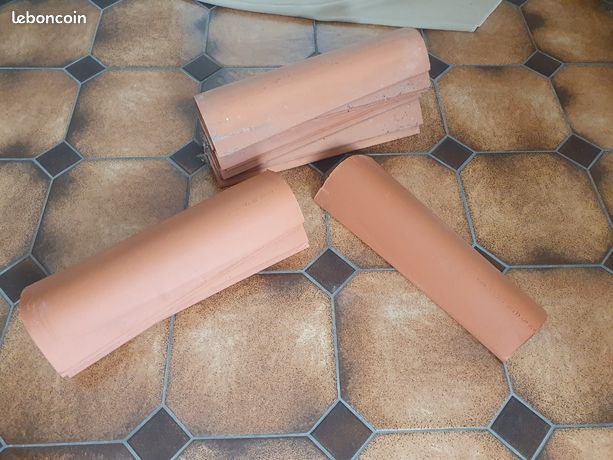 d'une dizaines de tuiles canal. Toiture