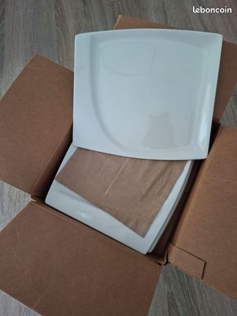 Lot de 12 assiettes neuves RAK