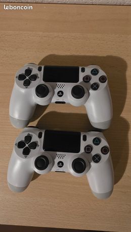 Lot de 2 Manettes ps4 en parfaite état esthétique comme de fonctionnement. Prix non négociable