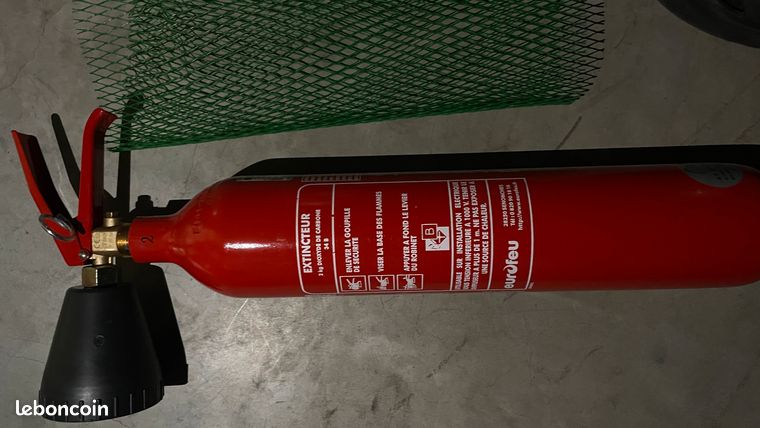 LOT DE 3 EXTINCTEURS NEUFS Sécurité garantie CO2 + Eau Additif